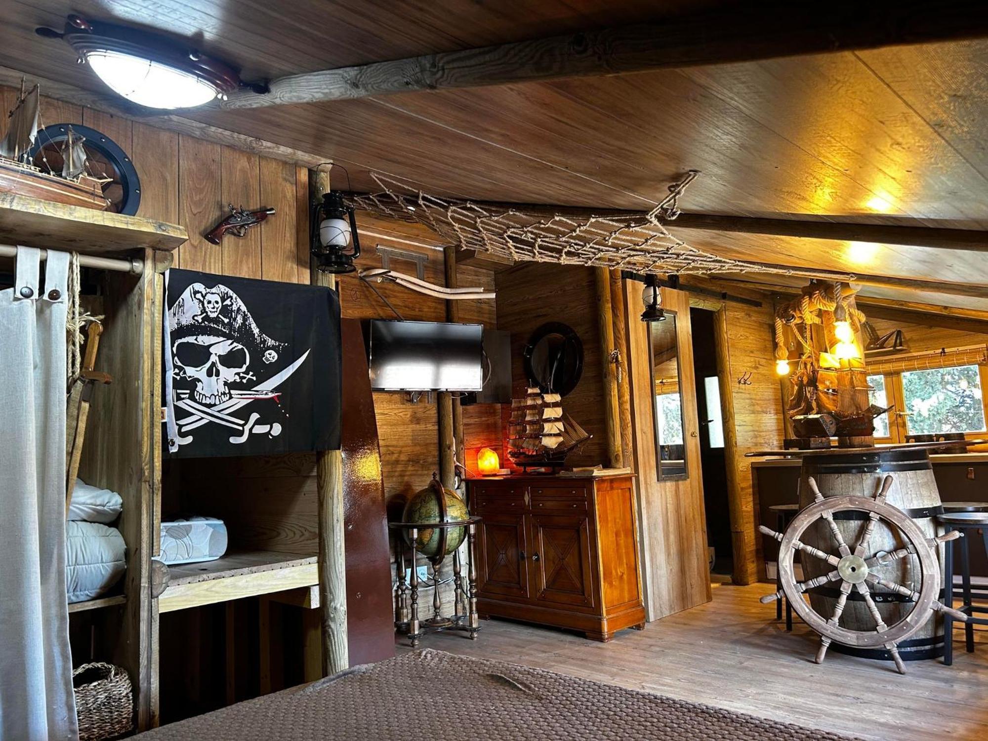 Les Chambres De Paulette Chambres A Theme Jack Sparrow Sainte-Marie-la-Mer Luaran gambar